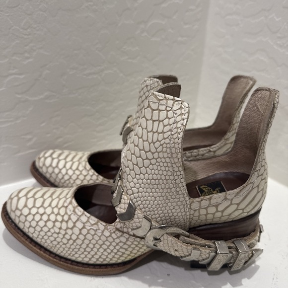 FreeBird Blade Distressed Ivory Snake Leather Buckle Ankle Boots Womens Size 6 - Picture 10 of 11